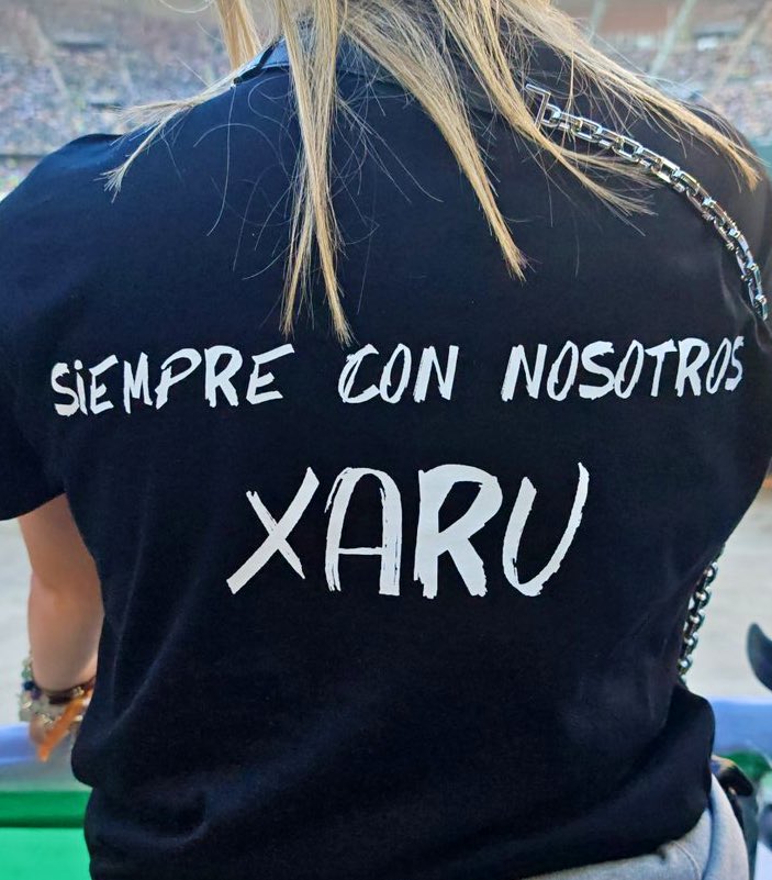UltrasPresent's tweet image. Camiseta de Charo (SGS) 🟢⚪️ puesta en la grada en homenaje con su foto cogiendo la bengala y unas flores arriba.

“SIEMPRE CON NOSOTROS XARU”

Betis - RCDE. (04.04.26)

Sus amigos de Super Dragões 
(Porto) 🔵⚪️🇵🇹 también se acordaron de ella.

“DEP XARU”