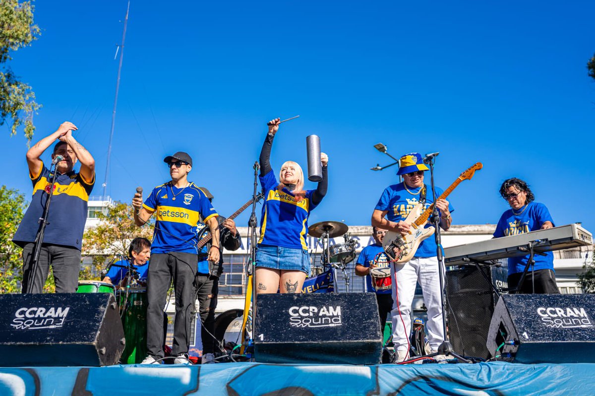 Ayer estuvimos en Plaza Solís celebrando los 121 años, y un día (?).

Música, familia, y varias generaciones de bosteros en el lugar donde nació todo, celebrando todo eso que somos. 
𝐌𝐮𝐜𝐡𝐨 𝐦𝐚́𝐬 𝐪𝐮𝐞 𝐮𝐧 𝐜𝐥𝐮𝐛 𝐝𝐞 𝐟𝐮́𝐭𝐛𝐨𝐥.

Desde Arriba Boca dijimos presente,