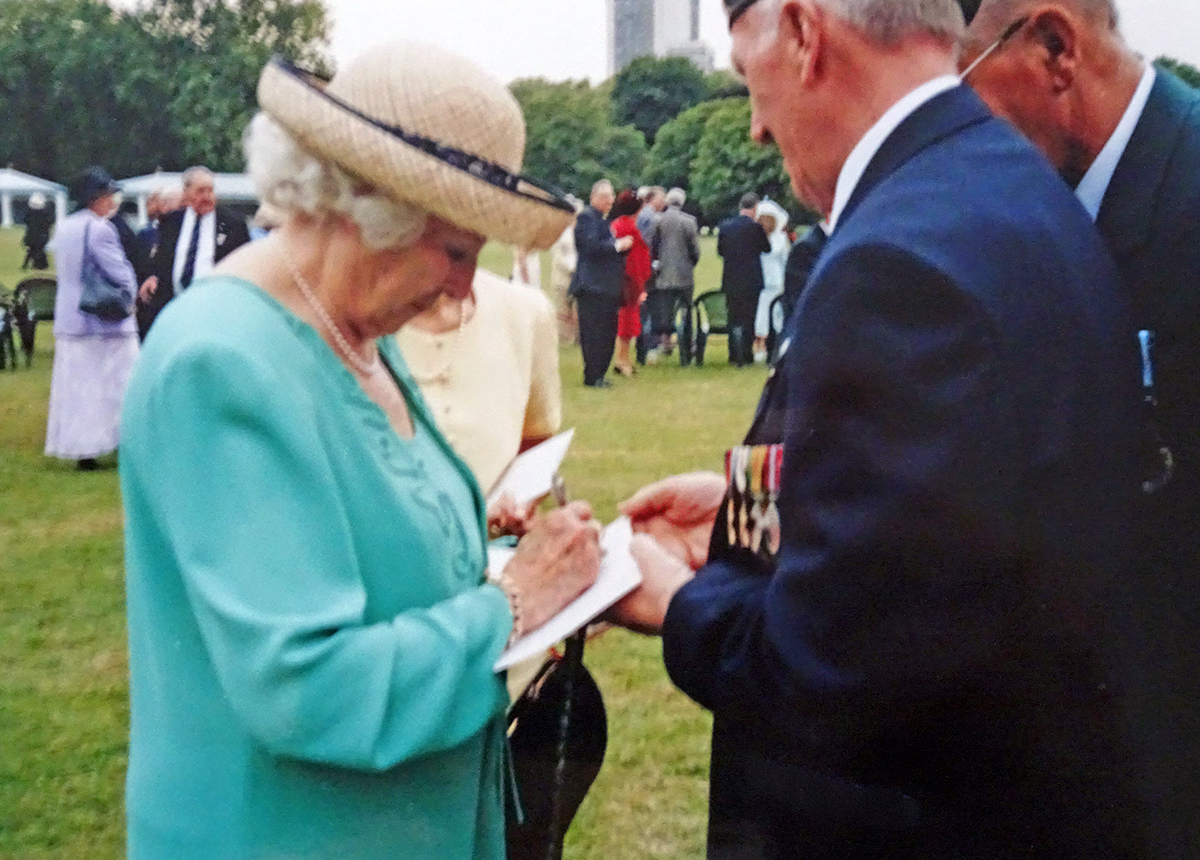 NowtbutaLad's tweet photo. "We'll meet again...". Dame Vera Lynn signing an autograph for #WW2 Normandy Veteran, Bombardier Stanley Dickinson (1923 - 2017) from #Chorley #Lancashire, Buckingham Palace Garden Party, 22.7.2004 [my collection]. @InChorley @LindsayHoyle_MP @ChorleyForces @StuartAClewlow https://t.co/tXrkrYEXkq