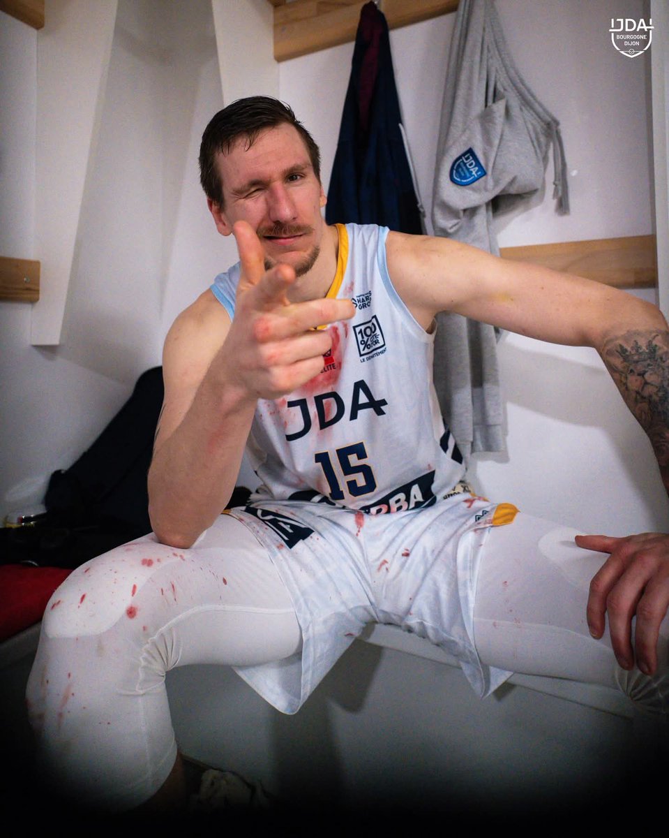 tieum67's tweet photo. @OutOfContextSIG @Tom_Saturn_4 Dans le genre raclure,provocateurs et pleureuses,les dijonnais sont pas mal aussi. Il y a un mois au rhénus ils ont bien pourris le match. Des joueurs à l'image de leur coach... https://t.co/GCrdyKE1ys
