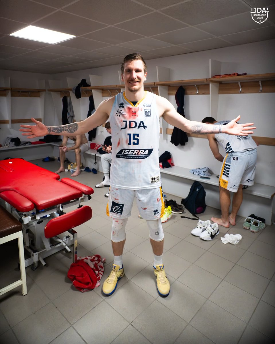 tieum67's tweet photo. @OutOfContextSIG @Tom_Saturn_4 Dans le genre raclure,provocateurs et pleureuses,les dijonnais sont pas mal aussi. Il y a un mois au rhénus ils ont bien pourris le match. Des joueurs à l'image de leur coach... https://t.co/GCrdyKE1ys