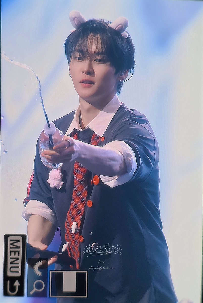 LeeKnowBrasil's tweet image. ↱#PREVIEW 🐰 05.04.26↲ Também temos foto do nosso querido e atentado #LEEKNOW jogando água nas pessoas 💦

#스트레이키즈 #리노 #LEEKNOW #StrayKids @Stray_Kids 💐

Cr. leeknow_kr