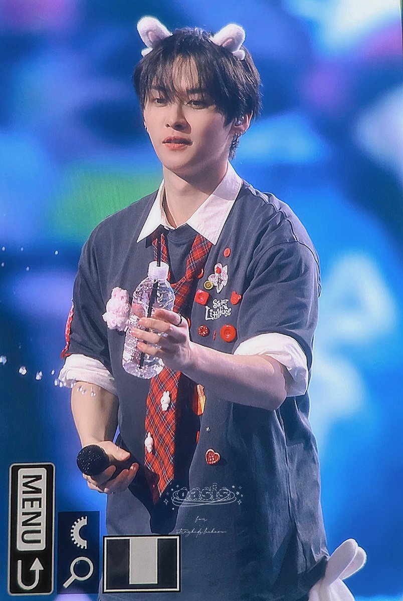 LeeKnowBrasil's tweet image. ↱#PREVIEW 🐰 05.04.26↲ Também temos foto do nosso querido e atentado #LEEKNOW jogando água nas pessoas 💦

#스트레이키즈 #리노 #LEEKNOW #StrayKids @Stray_Kids 💐

Cr. leeknow_kr