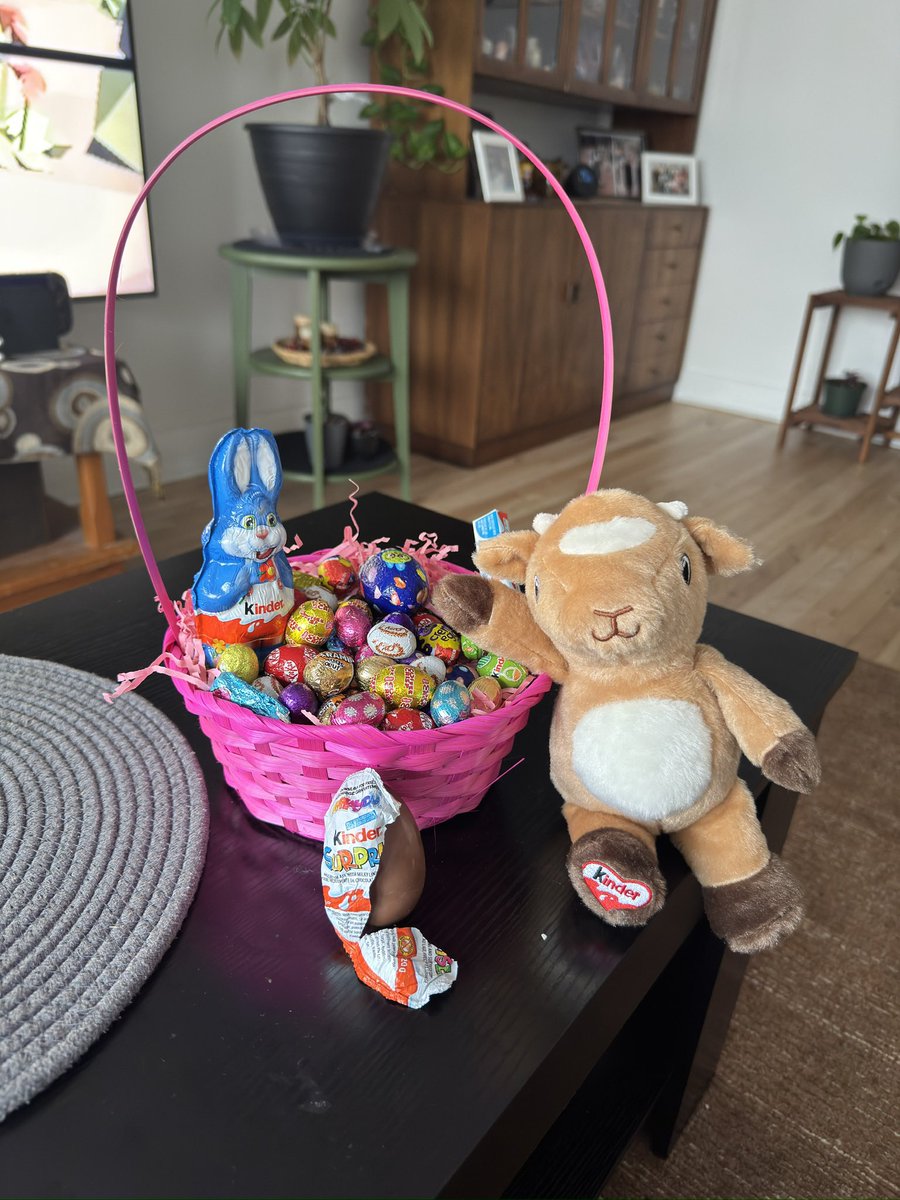 chilenoxcanada's tweet photo. Feliz pascua 
#pascuaderesurrección #BuonaPasquaATutti https://t.co/I2D5NMGdlh