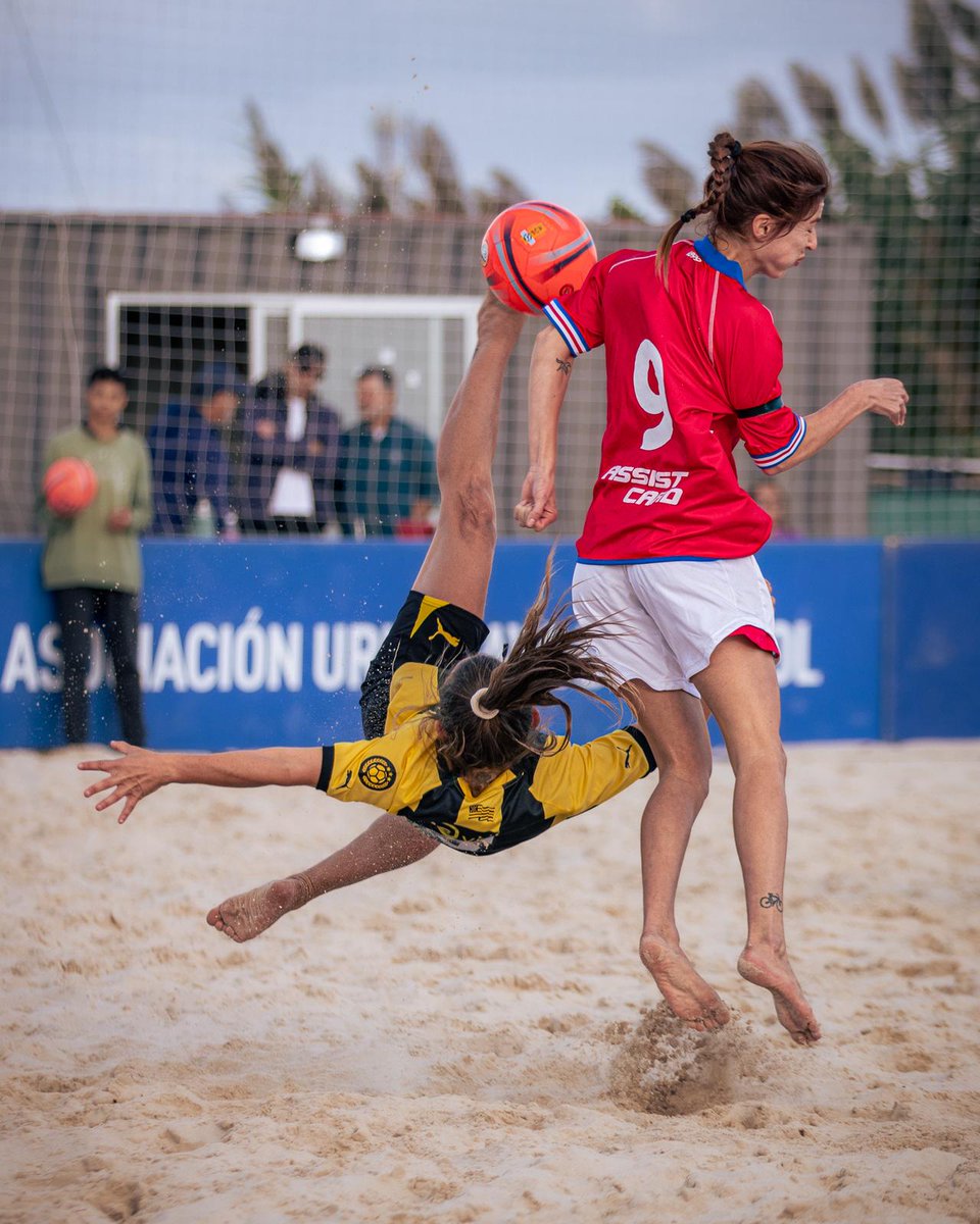 ¡UN CLÁSICO! 😎

Peñarol goleó 5-1 a Nacional y se quedó con el título Torneo Clasificatorio de Fútbol Playa con puntaje perfecto.