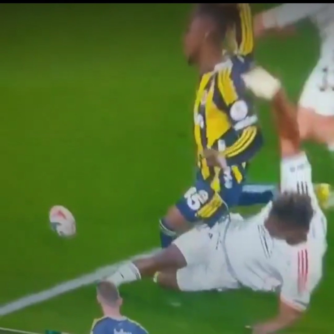 BorsaTuncay's tweet photo. #fb #besiktas altta ki ayakta müdahale var deniyor ama bu ayakla da müdahale dışarıda!!! Beşiktaşli oyuncu topa vurduktan sonra evet süpürüyor fenerliyi ama iki ayak müdahalesi de dışarıda... https://t.co/9oqh5IbknS