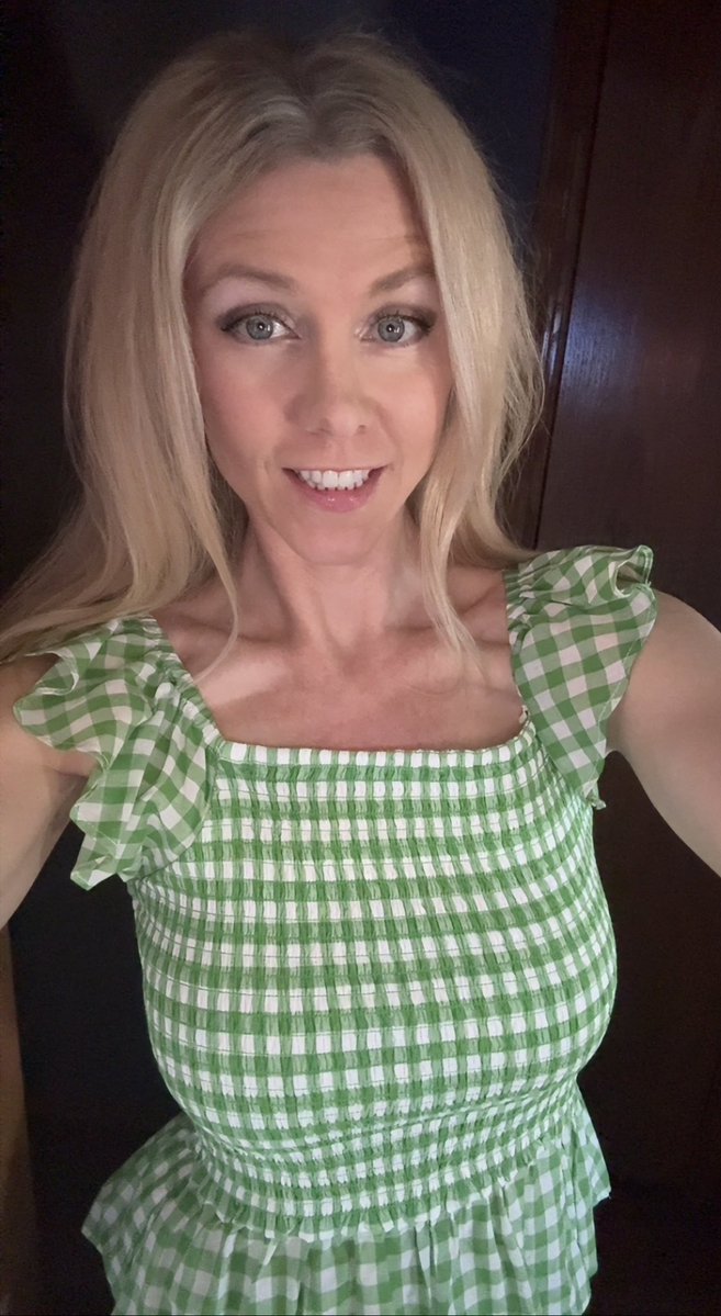 TaraWasinger's tweet image. Gingham style: Easter edition💃🌷
Happy Sunday! Sending lots of love to you all!

#BigEasterEnergy #GreenGingham #SpringVibes #Easter2026 #Unfiltered