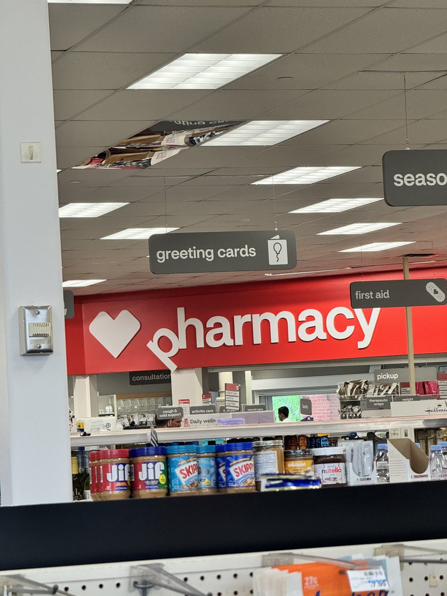 etherealexander's tweet photo. @cvspharmacy Erm bestie this could hurt someone if it falls….

800 W Old Settlers Blvd
Round Rock, TX 78681 https://t.co/W4eIrEOacD