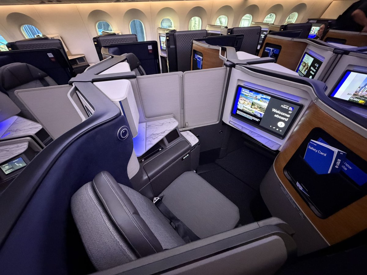 RunwayGirl's tweet image. After impressive Elevated 787-9 reveal, United Airlines surprises with basic fare tiers for premium customers

runwaygirlnetwork.com/2026/04/after-…

#PaxEx #AvGeek