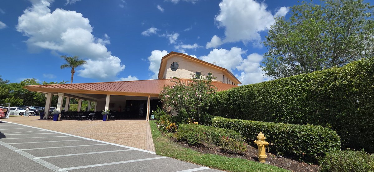 fitzyok's tweet image. Aifreann ar maidin Domhnach Cásca sa ghrian  i Naples, Florida ach tháinig an bháisteach go trom(Easter Sunday mass in the morning but heavy rain later). Cearca ar an mbórd ag breith na nubh(hens on the table laying eggs😉). 
#100DaysofGaeilge 
#100daysofwalking 
#EasterSunday