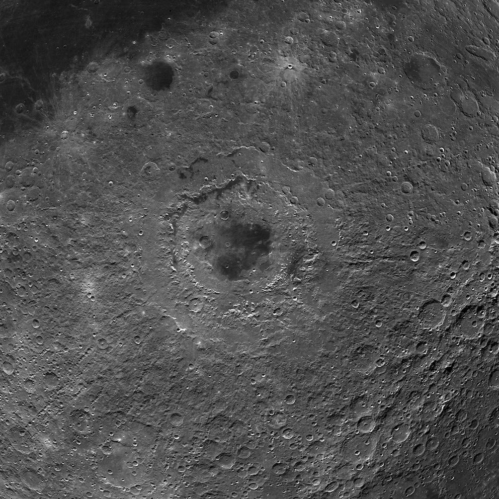 2.- La Luna como nunca antes: qué reveló la nueva imagen tomada por la misión Artemis II
Los tripulantes a bordo de la cápsula Orión lograron registrar una foto inédita del enigmático accidente geográfico conocido como la Cuenca Oriental. Los próximos pasos y el sobrevuelo