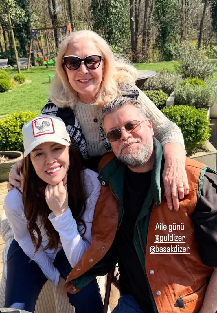 🆕📸 kivanç e Basak com sua mãe, Gulhan Dizer e seu primo Murat Bur que compartilhou via seu IG. Domingo em família. 👑🌟💫❤️🇹🇷💚🇧🇷

#kivanctatlitug #family #kivançtatlitug #kıvançtatlıtuğ #basakdizer