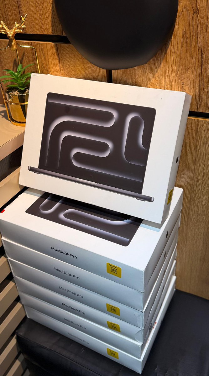 remplugg's tweet photo. 🇺🇸 Brand New Non-Active MacBook Pro (M5) | Space Grey

24GB RAM | 1TB SSD 

💰 ₦2,800,000 https://t.co/6F7ONDauwu