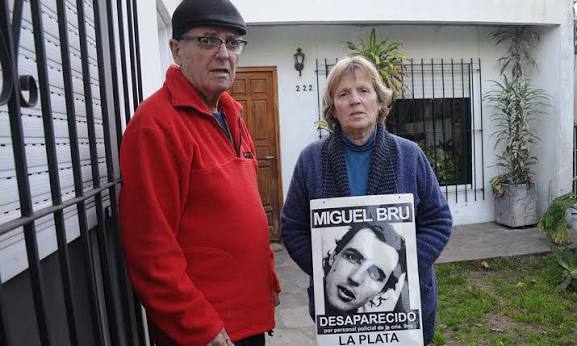 ¿DÓNDE ESTÁ MIGUEL BRU? 

Lo desapareció la Policía Bonaerense en 1993. Los policías Justo López y Walter Abrigo fueron condenados a prisión perpetua, pero nunca dijeron dónde estaba el cuerpo. Sigue desaparecido. Casi 33 años después hay un nuevo rastrillaje. Abrazo a la familia