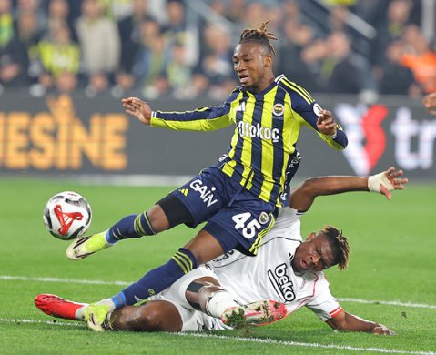 ajansfenercom's tweet photo. Bülent Yıldırım: “Topla oynamak sizi sonraki eylemlerden kurtarmaz, bunu IFAB söylüyor. Nene topu alacakken Agbadou topa temas ediyor ancak dışarıda başlayan kayma içeride devam ediyor ve Nene’yi süpürerek ceza sahası içerisinde düşürüyor. Penaltı + sarı kart kararı doğru.” https://t.co/354ius6T8F