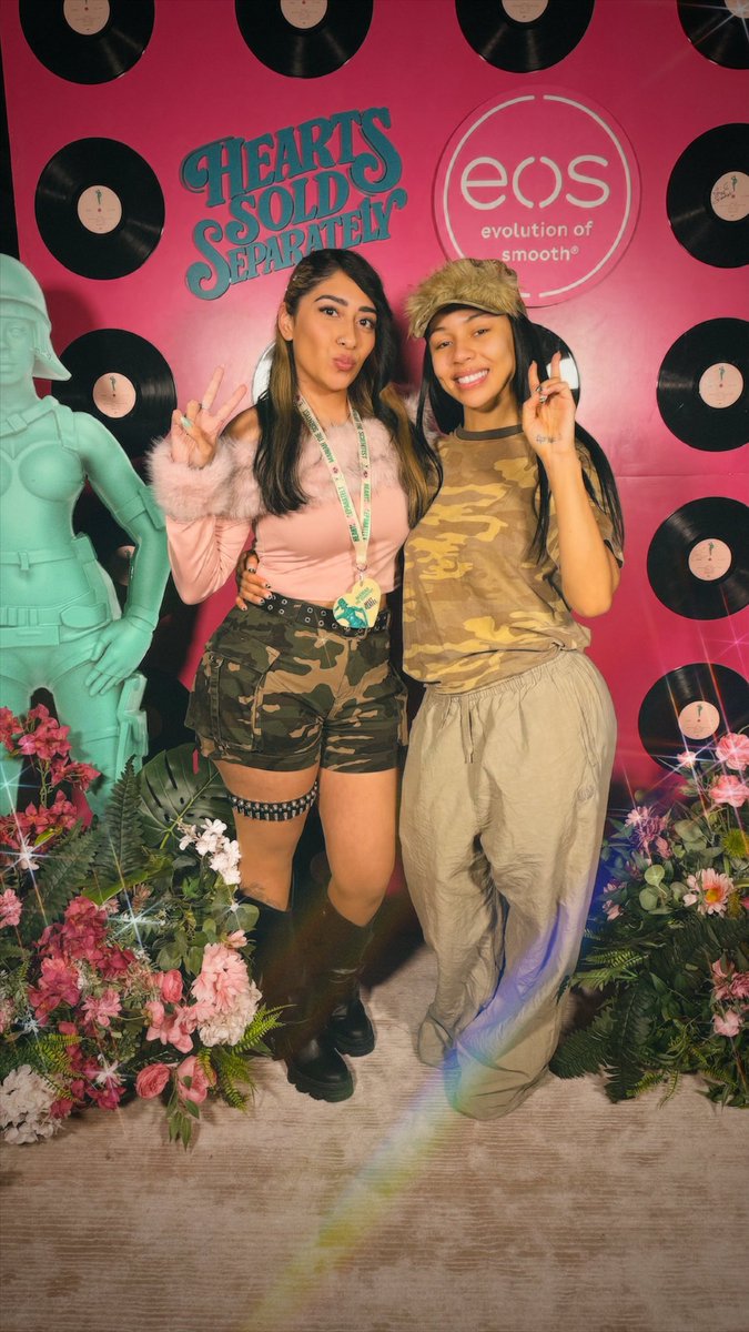 CathyOfficial_'s tweet image. Just love my pics… a night to remember with my fav lovergirl. Love you Mariah🪖💞🧪🌟
#HeartsSoldSeparately #MTS #Concert