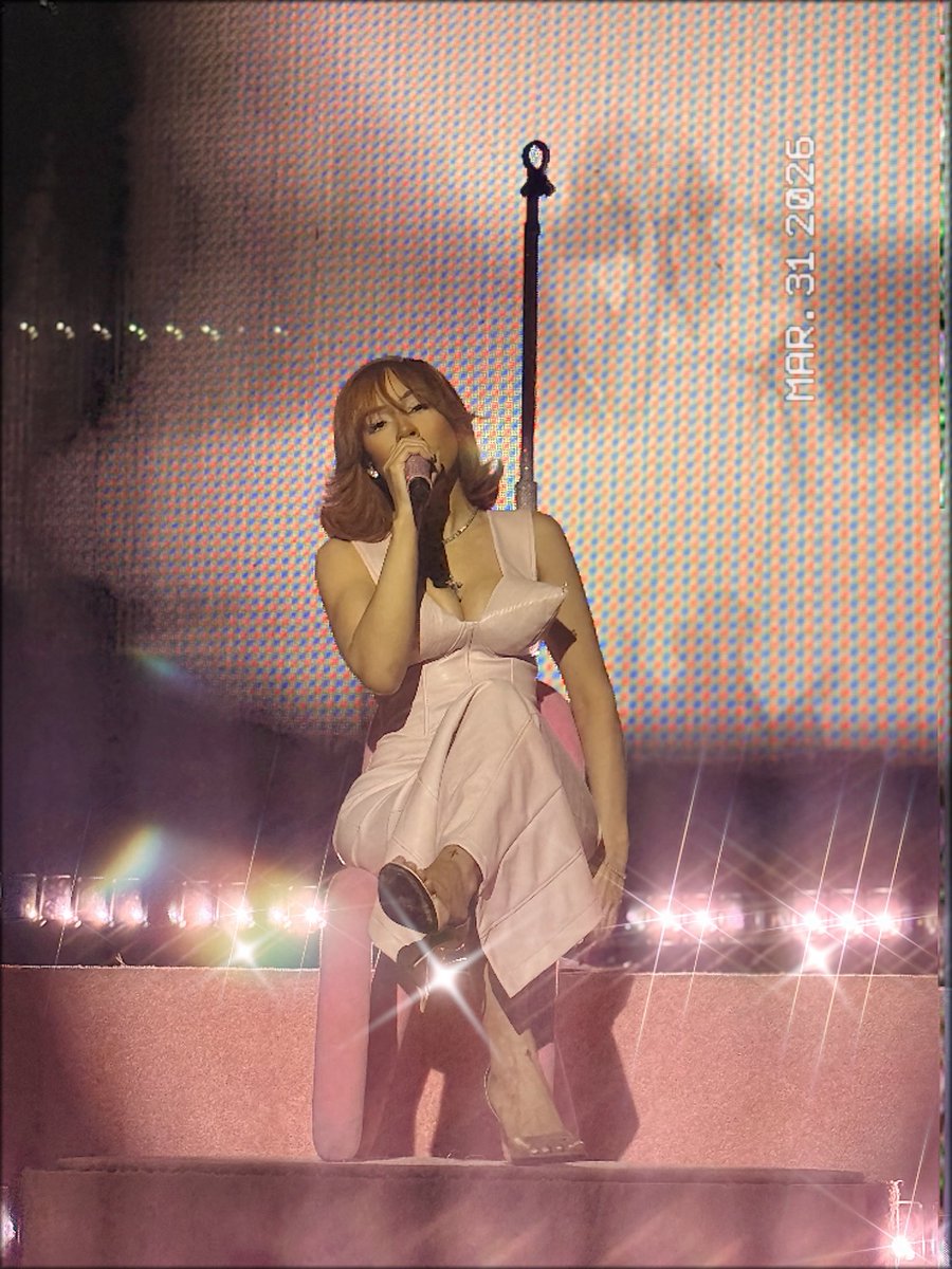 CathyOfficial_'s tweet image. Just love my pics… a night to remember with my fav lovergirl. Love you Mariah🪖💞🧪🌟
#HeartsSoldSeparately #MTS #Concert