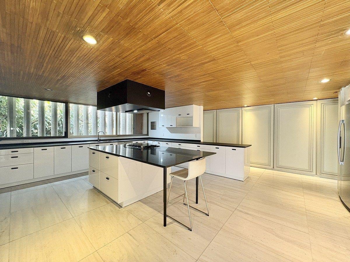 BowTiedPassport tweet media