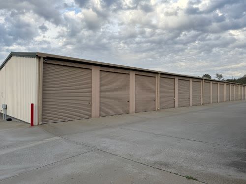 Take a quick, friendly video tour with Franky at Green Valley Road Self-Storage. See ground-level units, interior hallways, RV parking, on-site supplies, and find out why our local facility is a neighborhood favorite, all in just two minutes, smartselfstorage.com/self-storage/c…