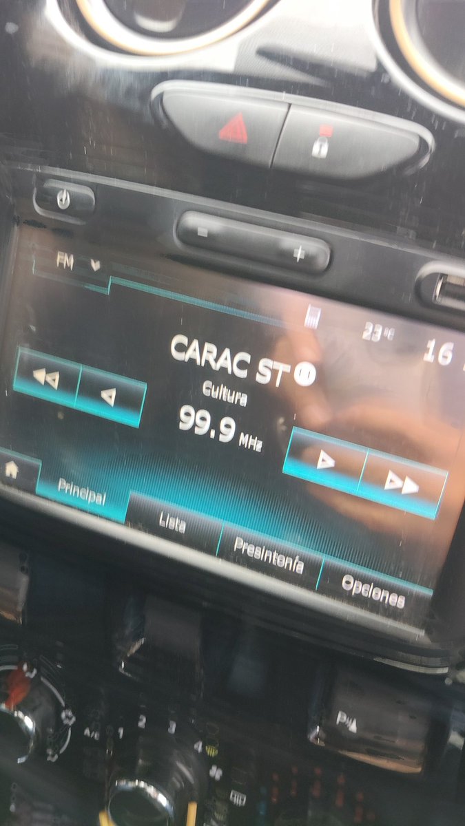 el de los lentes (perfumería) tweet media