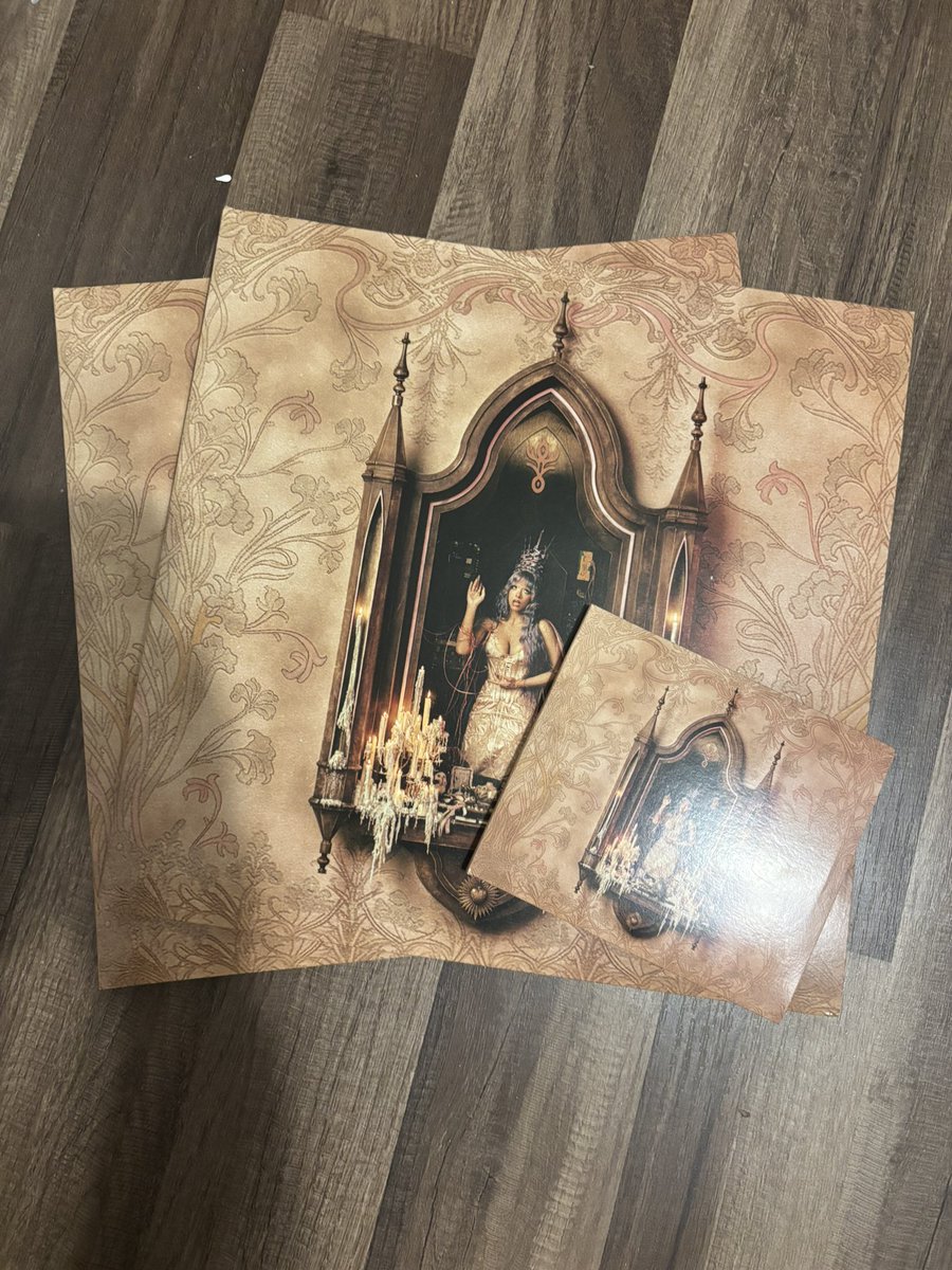 calianns's tweet photo. both of my vinyls + my cd of HADES have arrived, heres a small thread haul!!

𑣲 signed victorian blush vinyl
𑣲 signed cd
𑣲 UO exclusive holy water green vinyl

── .✦ https://t.co/OLPhDtVe8K