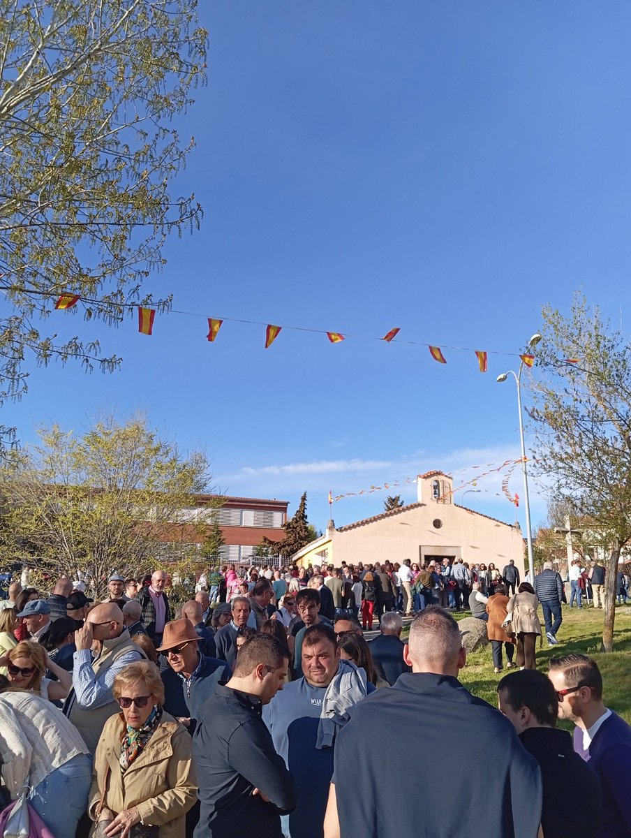 En este extraordinario #DomingoDeResurrección, miles de personas se han acercado hasta la Ermita, a venerar al Señor Resucitado y a la Virgen del Buen Suceso. #Ávila se ha volcado para celebrar la Gloriosa #ResurrecciónDelSeñor. #SomosDelResucitado <a href="/JuntaSS_Avila/">Junta de Semana Santa Ávila</a>