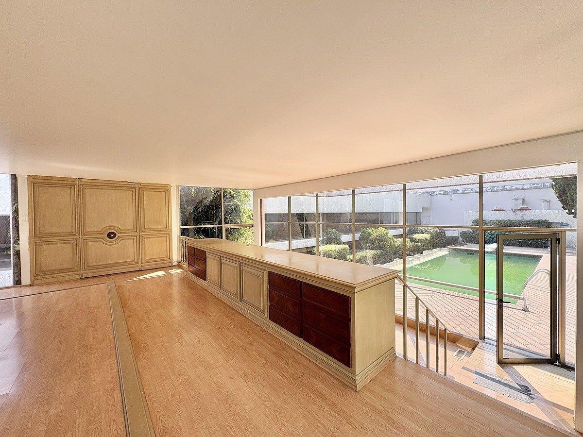 BowTiedPassport tweet media