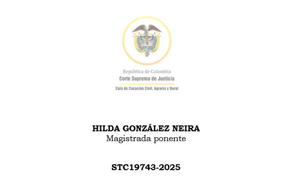 juridicascol's tweet photo. RESPONSABILIDAD CIVIL POR USO INDEBIDO DE REDES SOCIALES Y LÍMITES DE LA TUTELA CONTRA PROVIDENCIAS JUDICIALES.

La Corte Suprema de Justicia estudió una acción de tutela interpuesta por una ciudadana contra las decisiones del Juzgado Séptimo Civil del Circuito y la Sala Civil Familia del Tribunal Superior de Cartagena, que la habían declarado civilmente responsable por publicaciones realizadas en redes sociales. El litigio tuvo origen en un proceso de responsabilidad civil extracontractual, en el cual se demostró que la accionante difundió, a través de plataformas digitales como Facebook, Instagram y WhatsApp, información de carácter íntimo y familiar de los demandantes, lo que generó afectaciones psicológicas, emocionales y reputacionales. Como consecuencia, fue condenada al pago de perjuicios morales.

En sede de tutela, la accionante alegó vulneración de sus derechos fundamentales al debido proceso, defensa y presunción de inocencia civil, argumentando principalmente: (i) indebida valoración de su confesión, al no considerar el contexto de provocaciones previas; (ii) inexistencia de prueba sobre la supuesta filtración de información íntima; (iii) indebida valoración del dictamen psicológico, el cual —según afirmó— no fue sometido a contradicción rigurosa; y (iv) desproporción en la tasación del daño.

La Corte, al analizar el caso, concluyó que no se configuró ningún defecto que habilitara la procedencia de la tutela contra providencias judiciales. Señaló que la decisión del Tribunal estuvo debidamente motivada y sustentada en una valoración integral del acervo probatorio, en la que se acreditó: (i) la autoría de las publicaciones por parte de la accionante; (ii) la naturaleza sensible e íntima de la información difundida; (iii) la intención de causar daño como forma de retaliación; y (iv) la existencia de un perjuicio moral, respaldado en prueba pericial. Asimismo, la Corte reiteró que la acción de tutela no puede ser utilizada como una tercera instancia para reabrir debates probatorios ni para imponer una interpretación distinta de los hechos, salvo que se evidencie un error ostensible, flagrante y determinante en la valoración de la prueba, lo cual no ocurrió en este caso.

También destacó que, en el contexto del uso de redes sociales, la difusión de contenidos ofensivos o de información privada puede generar responsabilidad civil cuando se vulneran derechos fundamentales como la intimidad, la honra y el buen nombre. En consecuencia, la Corte Suprema decidió negar el amparo solicitado, al considerar que las providencias judiciales cuestionadas se ajustaron al ordenamiento jurídico y respetaron las garantías fundamentales de la accionante.

👩‍⚖️¿DESEAS ESTAR ACTUALIZADO A DIARIO DE TODA LA JURISPRUDENCIA DEL PAIS? SUSCRIBETE  📷 https://t.co/inw3mS0ycq