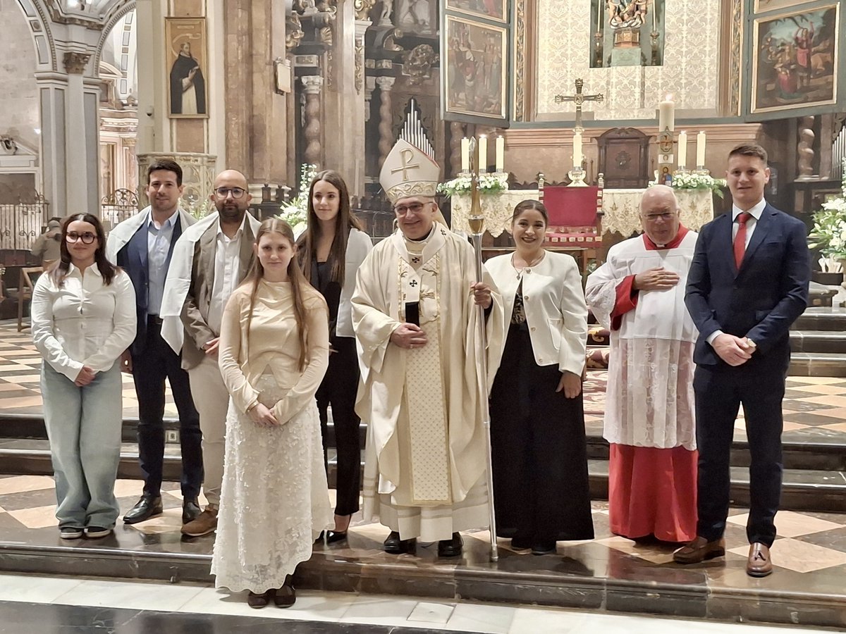 En la solemne Vigilia Pascual celebrada en <a href="/MCatedralVLC/">Catedral de Valencia</a>, presidida por Mons. Enrique Benavent, cuatro catecúmenos formados en <a href="/JuandelHospital/">Iglesia Museo de San Juan del Hospital</a> recibieron los sacramentos de la iniciación cristiana.
Ian, Olaia, Juan Mauricio e Inés dieron este paso tras su camino de catequesis.