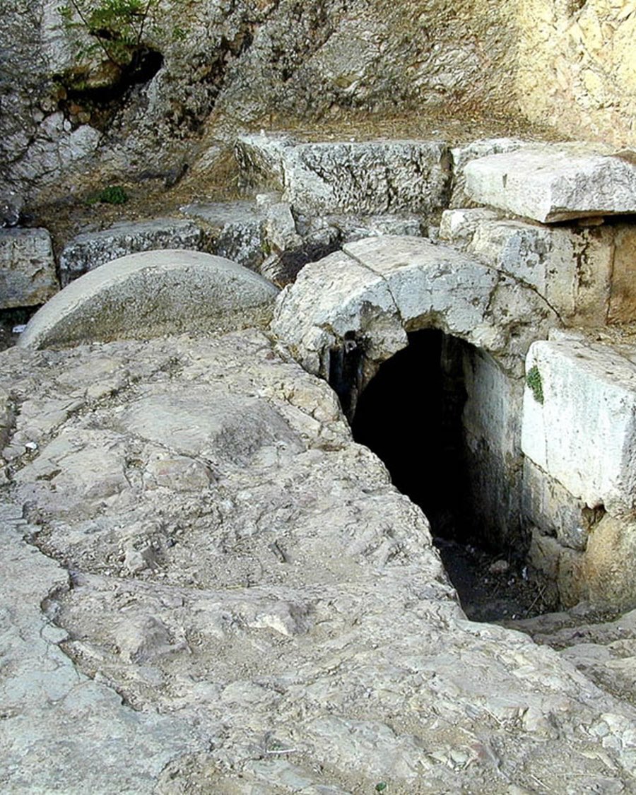 BiblePlaces's tweet image. “He is not here, for he has risen, as he said.” — Matthew 28:6

Today we celebrate the risen Christ. Tombs like these help us picture the setting of that first Easter morning, when the stone was rolled away and the tomb was found empty.

#ResurrectionSunday #BiblePlaces