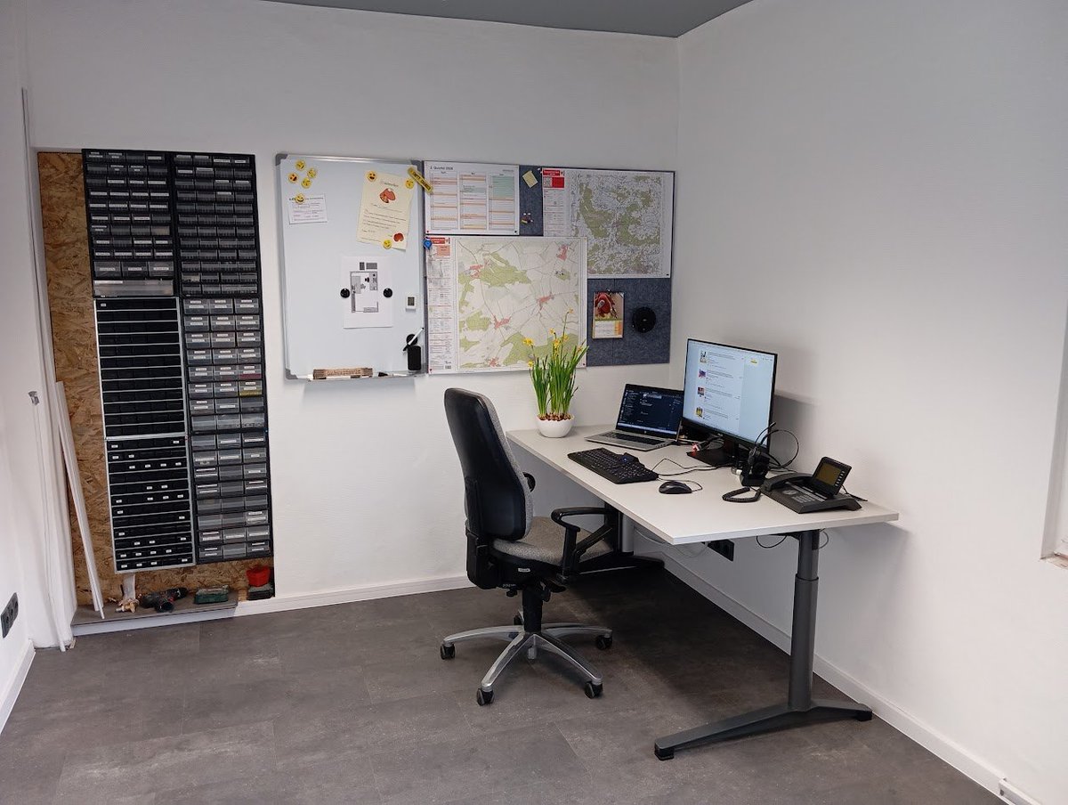 sk_bright17's tweet image. #Altbausanierung #CampSierra #Ostern
So lasst uns denn ein Apfelbäumchen... 
Ach nee, war ein anderes Buch. Lasst die Möblierung beginnen.
Schreibtisch steht, nein, der ist nicht elektrisch, irgendwie sind Xfluenzer für @FlexiSpotDE nicht so attraktiv wie die ganzen YouTuber...