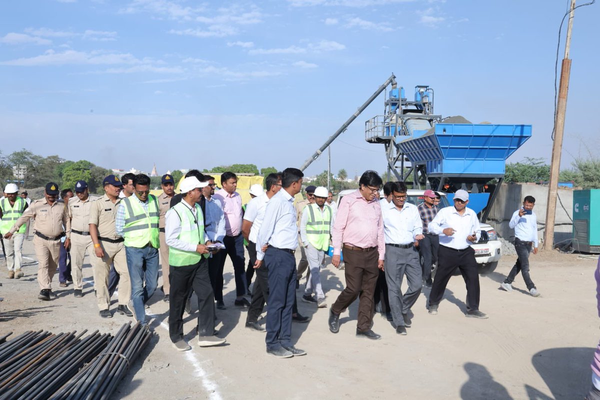 CommissionerUJN's tweet image. सिंहस्थ 2028 तैयारियों को मिली रफ्तार अपर मुख्य सचिव श्री राजौरा ने निर्माण कार्यों की प्रगति पर संतोष जताते हुए अधिकारियों की सराहना की।भूखी माता ब्रिज दिसंबर 2026 तक पूर्ण होने का लक्ष्य, घाट-मार्ग चौड़ीकरण कार्य तेज़ी से जारी।
#Simhastha2028 #Ujjain #Development