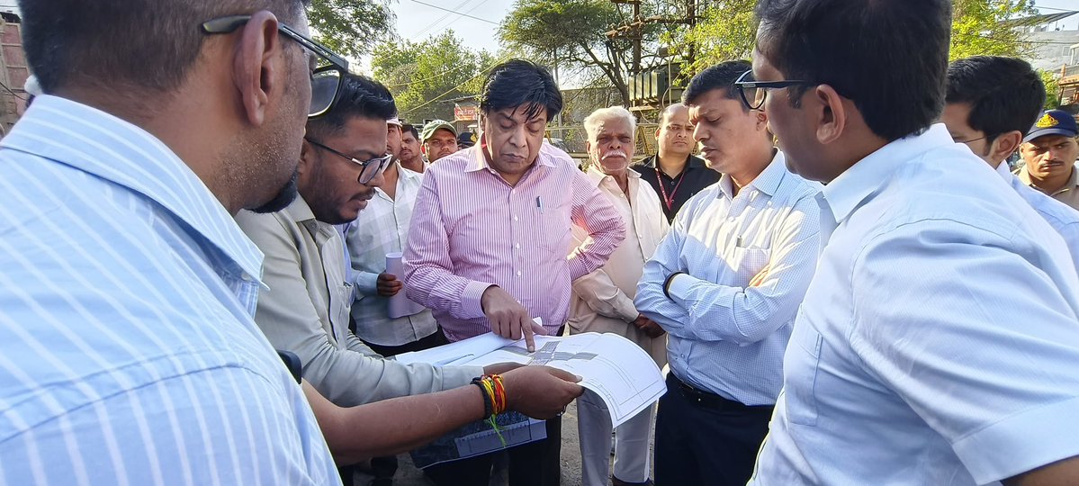 CommissionerUJN's tweet image. सिंहस्थ 2028 तैयारियों को मिली रफ्तार अपर मुख्य सचिव श्री राजौरा ने निर्माण कार्यों की प्रगति पर संतोष जताते हुए अधिकारियों की सराहना की।भूखी माता ब्रिज दिसंबर 2026 तक पूर्ण होने का लक्ष्य, घाट-मार्ग चौड़ीकरण कार्य तेज़ी से जारी।
#Simhastha2028 #Ujjain #Development