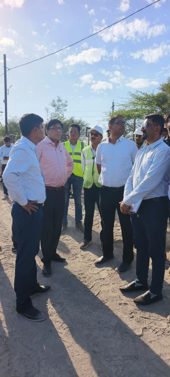 CommissionerUJN's tweet image. सिंहस्थ 2028 तैयारियों को मिली रफ्तार अपर मुख्य सचिव श्री राजौरा ने निर्माण कार्यों की प्रगति पर संतोष जताते हुए अधिकारियों की सराहना की।भूखी माता ब्रिज दिसंबर 2026 तक पूर्ण होने का लक्ष्य, घाट-मार्ग चौड़ीकरण कार्य तेज़ी से जारी।
#Simhastha2028 #Ujjain #Development