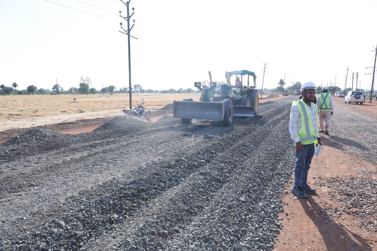 CommissionerUJN's tweet image. सिंहस्थ 2028 तैयारियों को मिली रफ्तार अपर मुख्य सचिव श्री राजौरा ने निर्माण कार्यों की प्रगति पर संतोष जताते हुए अधिकारियों की सराहना की।भूखी माता ब्रिज दिसंबर 2026 तक पूर्ण होने का लक्ष्य, घाट-मार्ग चौड़ीकरण कार्य तेज़ी से जारी।
#Simhastha2028 #Ujjain #Development