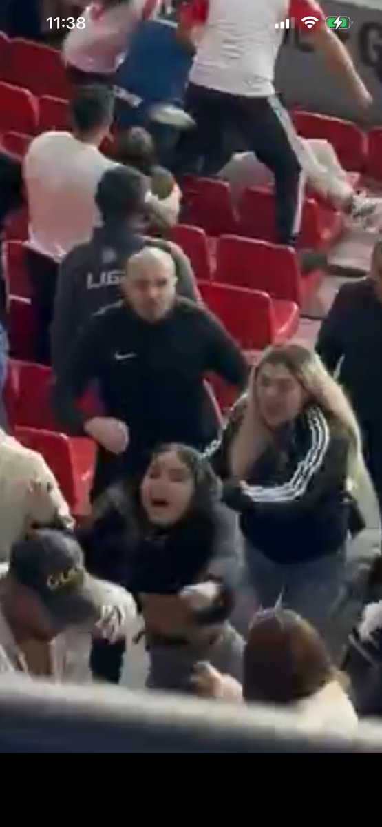 chalobra's tweet photo. @ksuquilanda Ojalá identificaran a esta pareja de salvajes .. le jalan el cabello a una mujer y el simio calvo le entra a patadas por la espalda. Jamás deben entrar a un escenario est@s VIOLENT@S ODIADOR@S. https://t.co/9PX1cFwV26