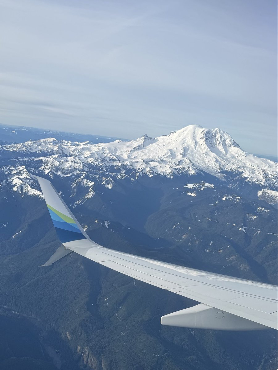 CBTrumpet's tweet photo. Mt. Rainier from the plane. https://t.co/nxW5qQ26Pr