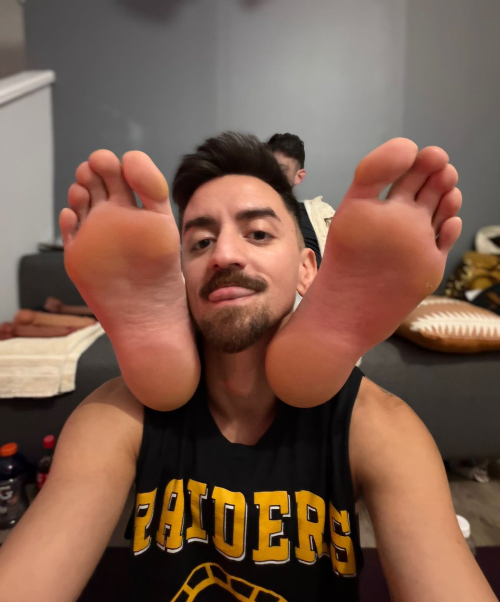 wyldryderxxx's tweet photo. Damn he has massive feet… 😋🤤 https://t.co/ttkHAGIGhH