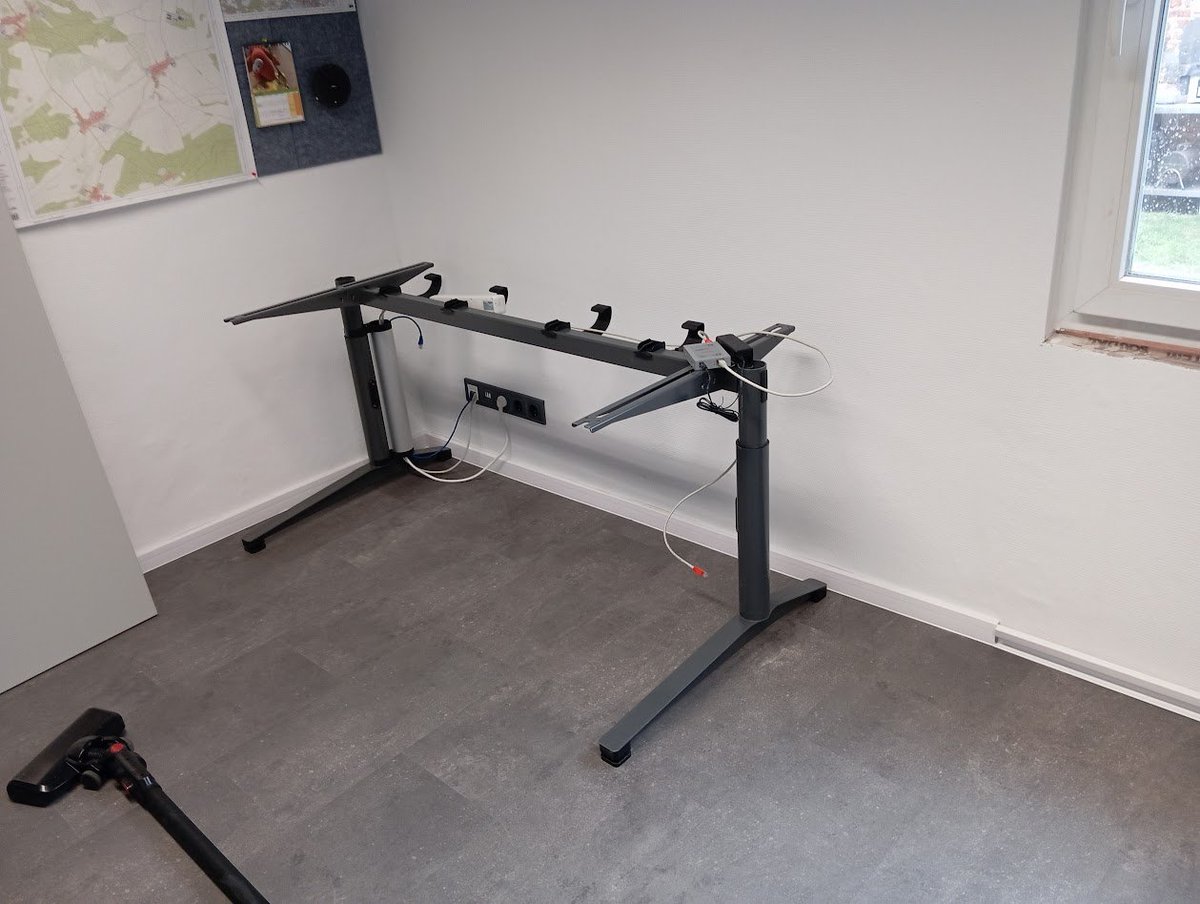 sk_bright17's tweet image. #Altbausanierung #CampSierra #Ostern
So lasst uns denn ein Apfelbäumchen... 
Ach nee, war ein anderes Buch. Lasst die Möblierung beginnen.
Schreibtisch steht, nein, der ist nicht elektrisch, irgendwie sind Xfluenzer für @FlexiSpotDE nicht so attraktiv wie die ganzen YouTuber...