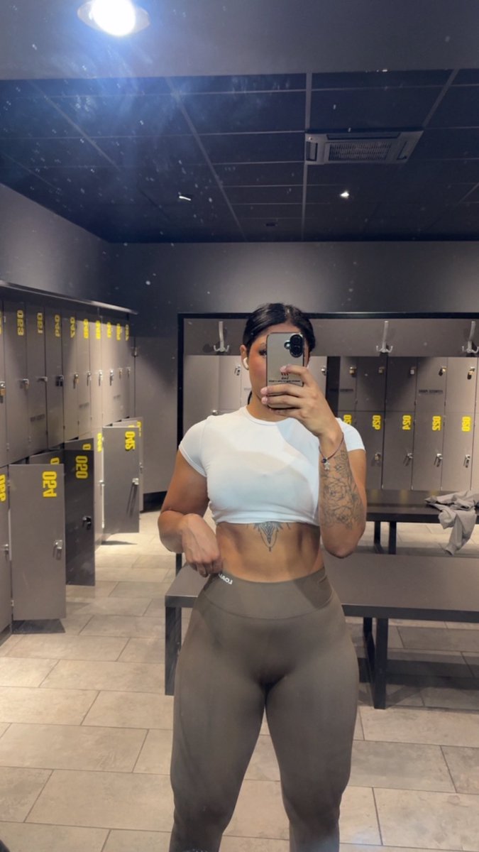 La meuf aux gros bras là tweet media