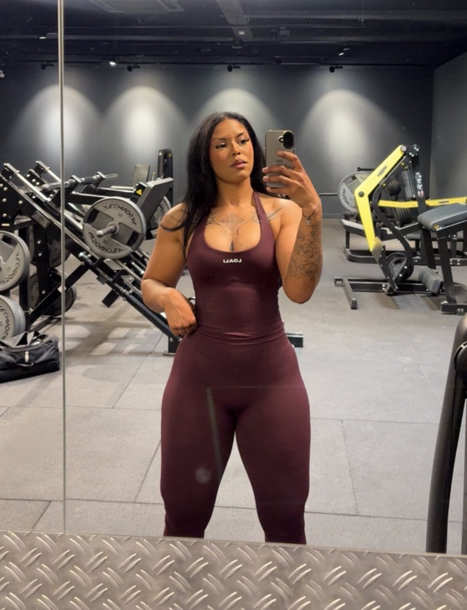 La meuf aux gros bras là tweet media