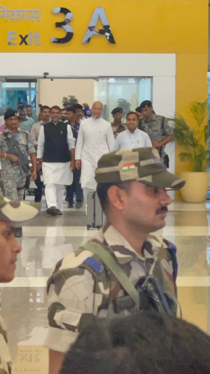 AkhtarulImanMLA's tweet image. 🔴 LIVE
आज @asadowaisi  साहब (राष्ट्रीय अध्यक्ष, @aimim_national का Jay Prakash Narayan International Airport पर गर्मजोशी से स्वागत किया गया।
इस मौके पर AIMIM के तमाम विधायक, पदाधिकारी और गणमान्य लोग मौजूद रहे।

#Admin #AIMIM #Vidhansabha