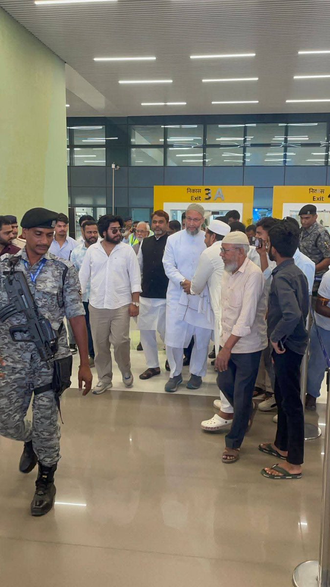 AkhtarulImanMLA's tweet image. 🔴 LIVE
आज @asadowaisi  साहब (राष्ट्रीय अध्यक्ष, @aimim_national का Jay Prakash Narayan International Airport पर गर्मजोशी से स्वागत किया गया।
इस मौके पर AIMIM के तमाम विधायक, पदाधिकारी और गणमान्य लोग मौजूद रहे।

#Admin #AIMIM #Vidhansabha