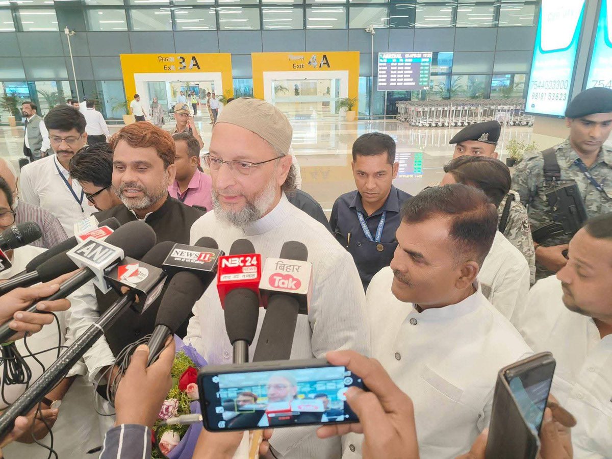 AkhtarulImanMLA's tweet image. 🔴 LIVE
आज @asadowaisi  साहब (राष्ट्रीय अध्यक्ष, @aimim_national का Jay Prakash Narayan International Airport पर गर्मजोशी से स्वागत किया गया।
इस मौके पर AIMIM के तमाम विधायक, पदाधिकारी और गणमान्य लोग मौजूद रहे।

#Admin #AIMIM #Vidhansabha