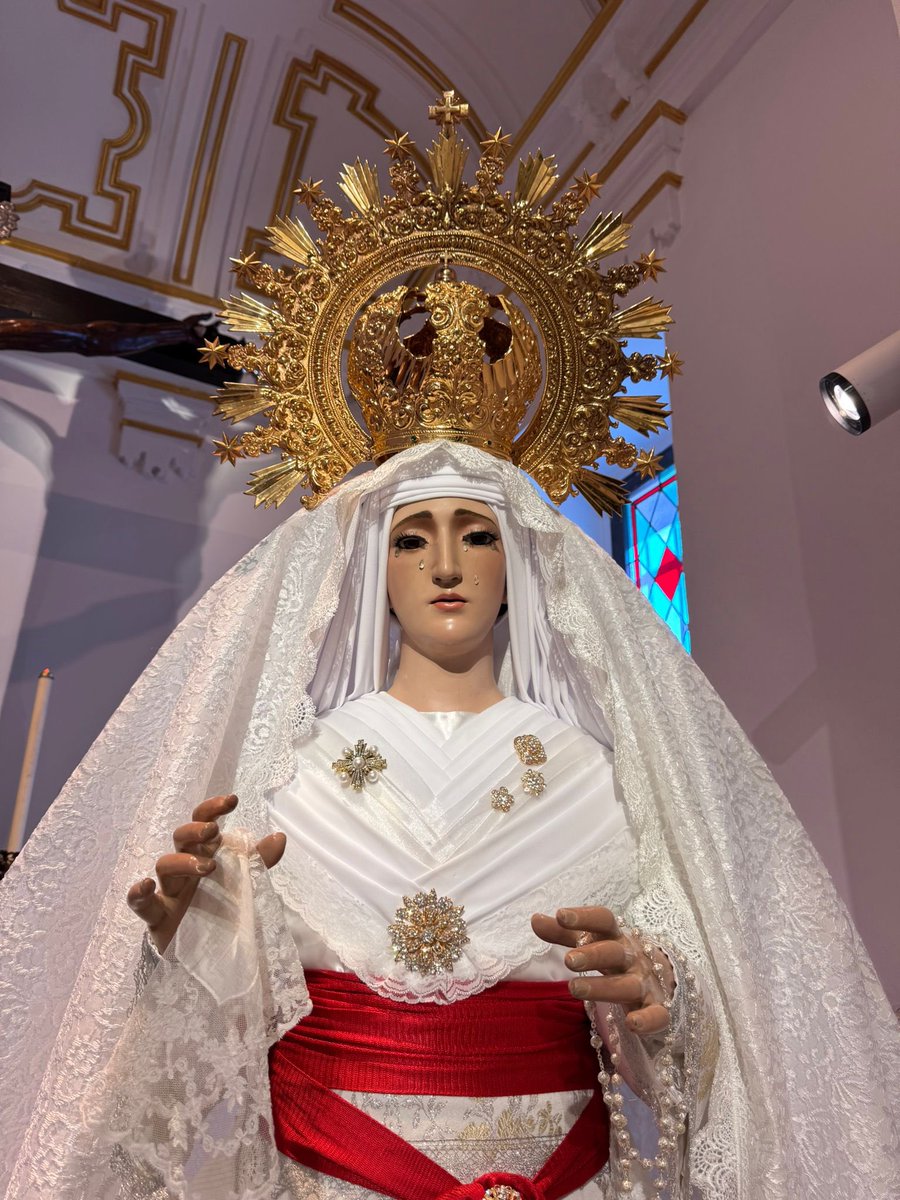 ⚫️🔴Domingo de Resurrección⚪️🟢
La Virgen de la Esperanza se encuentra ataviada de gloria por la resurrección de su hijo.
La Virgen luce manto de color blanco con encaje, saya blanca con brocado plateado, tocado a tablillas, porta el fajín militar y diversas joyas.