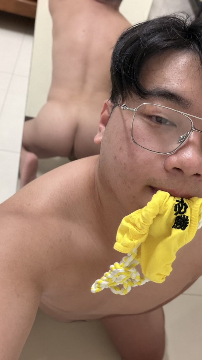 Joe20021229's tweet photo. 好久沒穿六尺褌惹
穿這件硬硬都很容易跑出來
也一個月沒噴噴惹
每天都硬到爆炸🥵🥵 https://t.co/QO0g7qlIfb