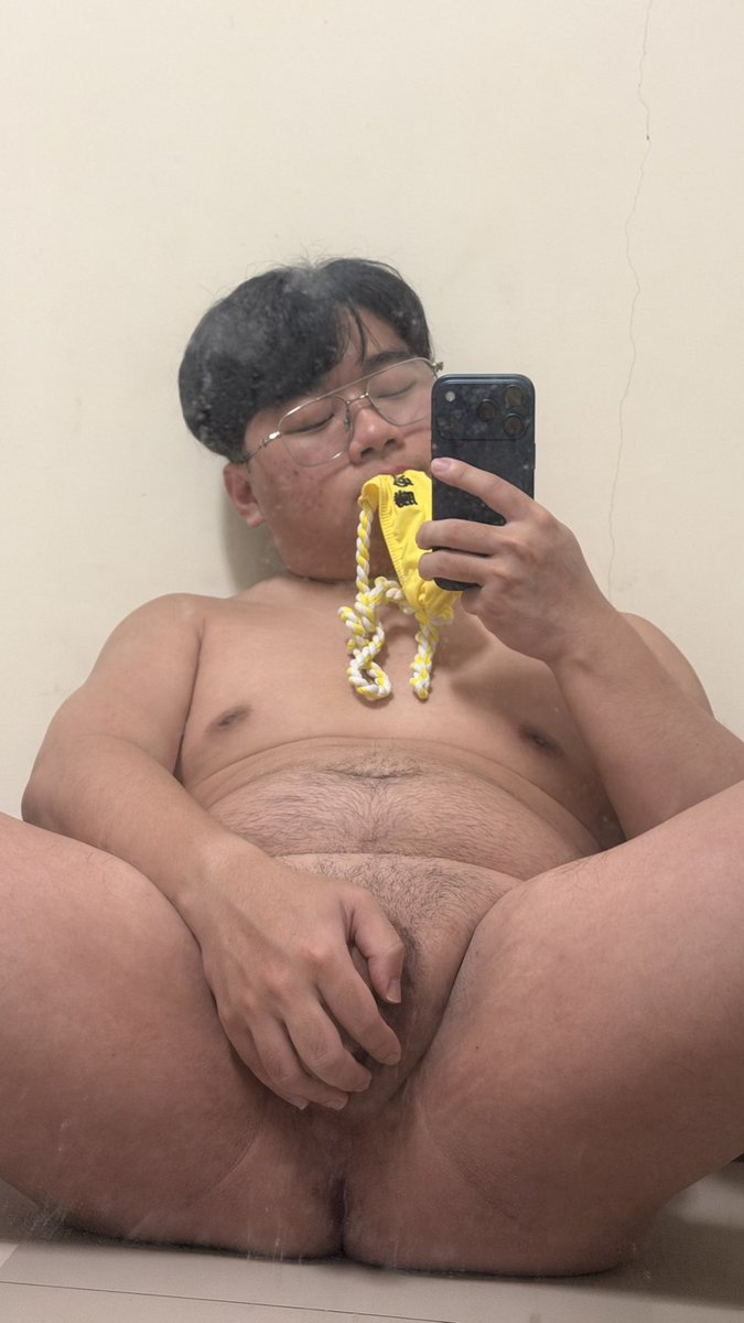 Joe20021229's tweet photo. 好久沒穿六尺褌惹
穿這件硬硬都很容易跑出來
也一個月沒噴噴惹
每天都硬到爆炸🥵🥵 https://t.co/QO0g7qlIfb