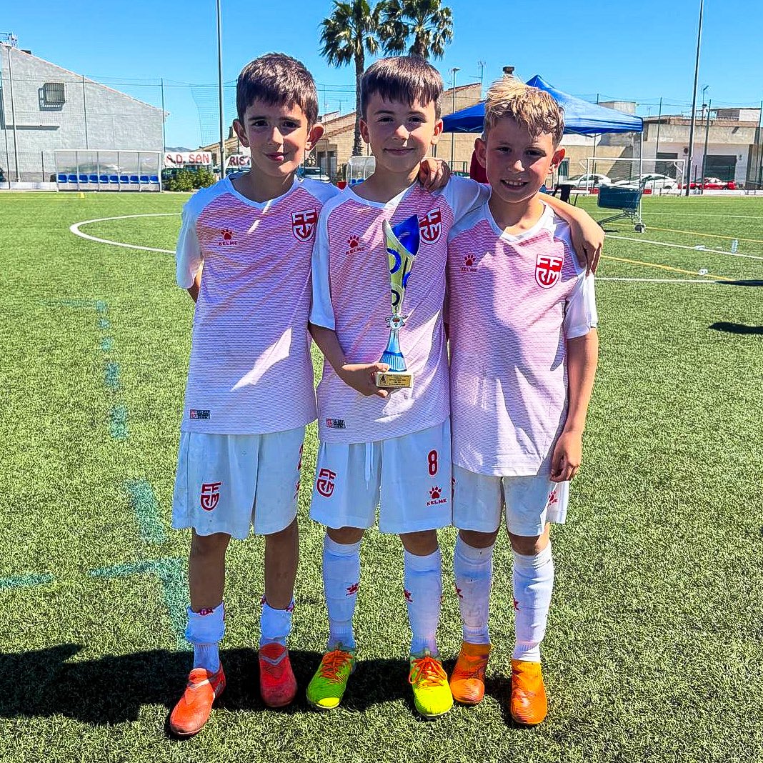 💎 El talento de la #CanteraUCAM brilla con fuerza. 

Los jóvenes canteranos Martín Martínez, Rubén Carrión y Sergio Carrillo, de nuestro Benjamín B, 🥈 subcampeones en la San Cristóbal Cup con la <a href="/ffrm_se/">Selecciones FFRM ⚽</a>. 

¡Sois nuestro mayor orgullo! 😍