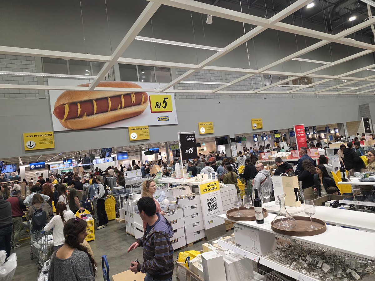 עכשיו באיקאה אלפי אנשים. אבל באלפים רבים. דוגמית מהתור, אלפים עוד מסתובבים בפנים. האם שמחה רוטמן ושאר שקרנים יצרחו על סכנת חיים או שזה רלוונטי רק להפגנות נגד השלטון?
למה זה מותר וכדורגל אסור? למה זה מותר ולטוס אסור?
אבל בג"ץ אחי,,,, בג"ץ,,,,