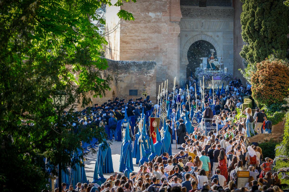 Desde lo más alto de la ciudad, a la Piedad más bonita de España le acompaña un cortejo también en crecimiento con más de 300 personas en filas con <a href="/Hdad_Alhambra/">Cofradía Alhambra</a>
naz: 150 (8%)
cam: 148 (9,5%)
total: 298 (9%)
#SábadoSanto
#SSantaGr26
#LosNúmerosDeLaSahumerio
📸 <a href="/ideal_granada/">ideal_granada</a>